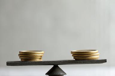Mani che tengono monete con simbolo di debito sullo sfondo